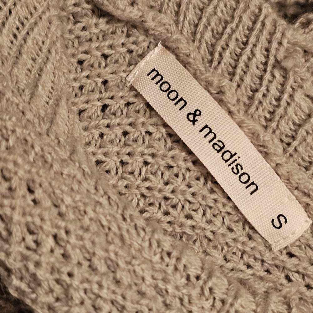 Moon & Madison Distressed Sage Green Sweater Size Small - Picture 3 of 3